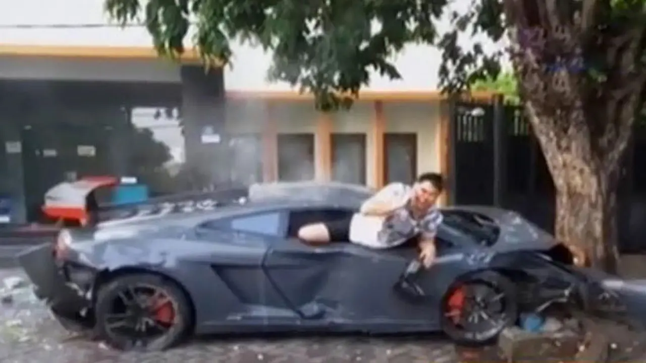 VIDEO: Detik-detik Pasca-Lamborghini Maut Seruduk Warung Jamu