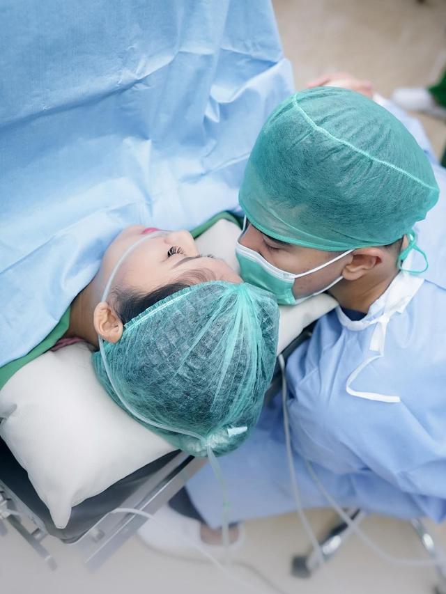 Ucap Selamat Hari Ayah, Erina Gudono Unggah Foto Persalinan Didampingi Kaesang