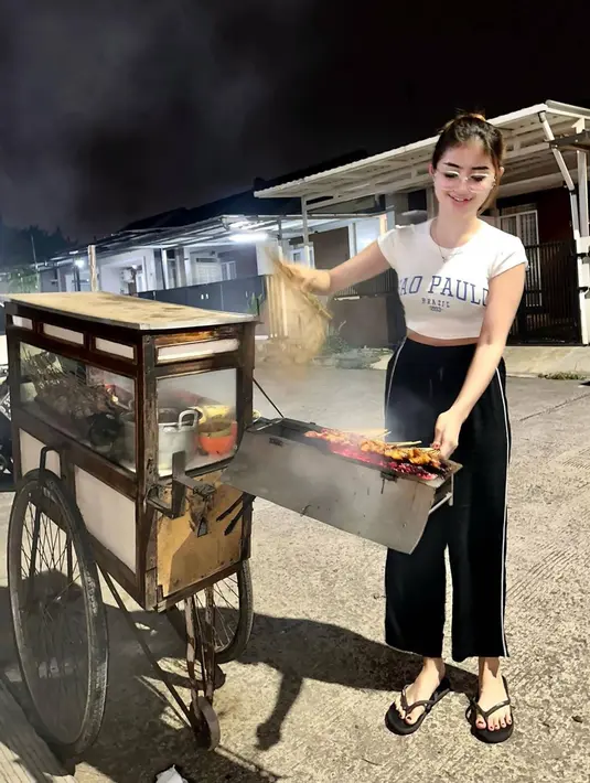 Nemu penjual sate keliling di komplek, Ghea Youbi yang tampil dengan busana kasual ini beberapa waktu lalu mengunggah potretnya saat membakar sate. Meski sedang santai di sela kesibukannya, gaya kasualnya ini tetap menawan. (Liputan6.com/IG/@gheayoubi)