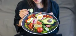 Rasa kenyang bukan hanya dipengaruhi oleh jumlah makanan, tetapi juga jenis makanan yang dikonsumsi. (Foto/dok: Freepik/pvproductions)