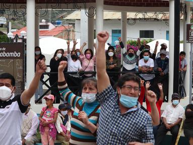 Pendukung menonton siaran langsung upacara pengambilan sumpah Presiden terpilih Pedro Castillo di alun-alun umum di Tacabamba, di provinsi Cajamarca tempat Castillo berasal, Rabu (28/7/2021). Presiden baru Pedro Castillo resmi dilantik menjadi pemimpin Peru di ibu kota Lima (AP Photo/Francisco Vigo)