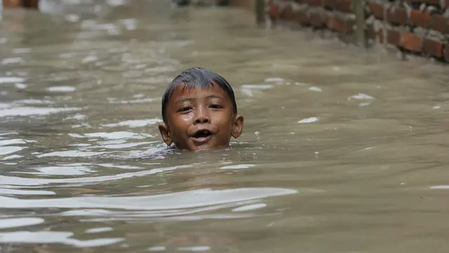 Keceriaan Anak Korban Banjir Pantura Cirebon