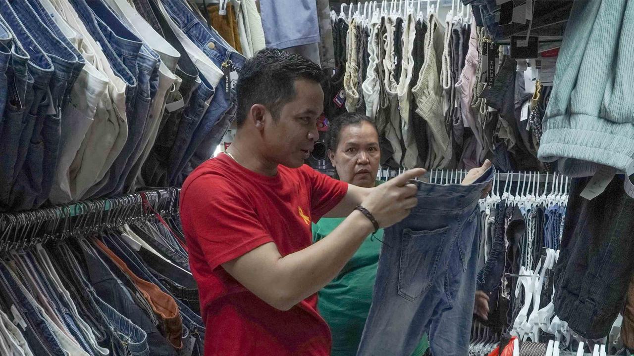 FOTO: Larangan Impor Pakaian Bekas Ilegal,  Pemerintah Dorong Pedagang Thrifting Beralih ke Produk Lokal