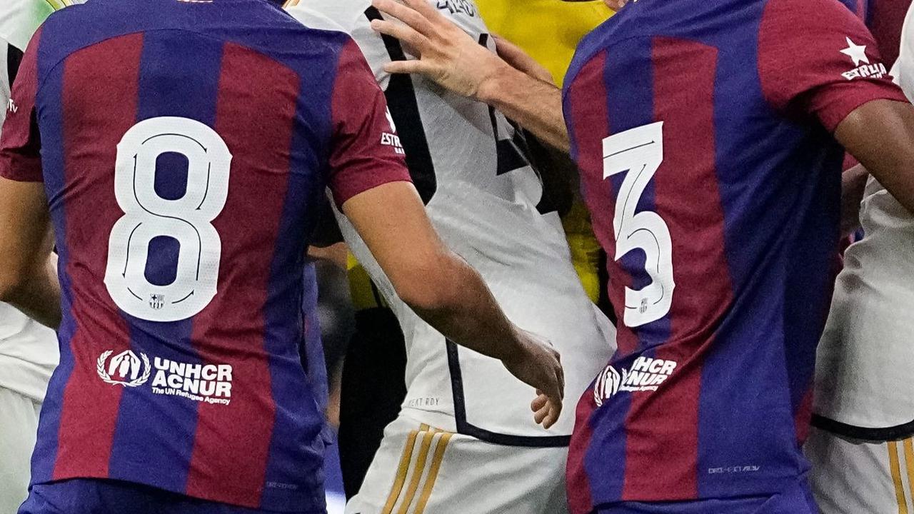 Dalam laga bernuasa El Clasico ini total terdapat tujuh kartu kuning dikeluarkan oleh wasit.