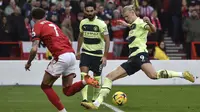 Penyerang Manchester City, Erling Haaland berusaha mencetak gol ke gawang Nottingham Forest pada pertandingan lanjutan Liga Premier Inggris di Stadion City Ground, Nottingham, Inggris, Sabtu (18/2/2023). Man City bermain imbang atas Nottingham Forest dengan skor 1-1. (AP Photo/Rui Vieira)