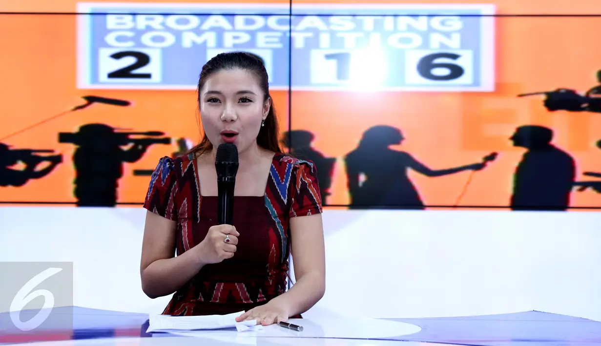 Salah satu peserta mengikuti lomba produksi berita yang diadakan di booth EMTEK Group dalam Indonesia Broadcasting Expo (IBX) 2016 di Gedung Balai Kartini, Jakarta, Minggu (23/10). (Liputan6.com/Gempur M Surya)