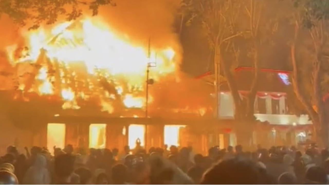 Mencekam, Gedung Grahadi di Surabaya dan DPRD Kota Kediri Dibakar Massa