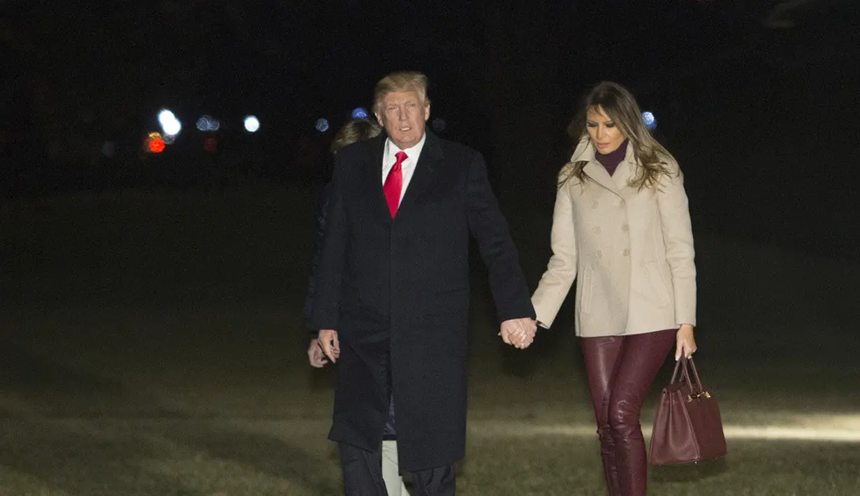 Usai mengunjungi Florida, in potret Donald Trump dan Melania Trump saat kembali ke White House, Washington.(REX/SHUTTERSTOCK/HollywoodLife)