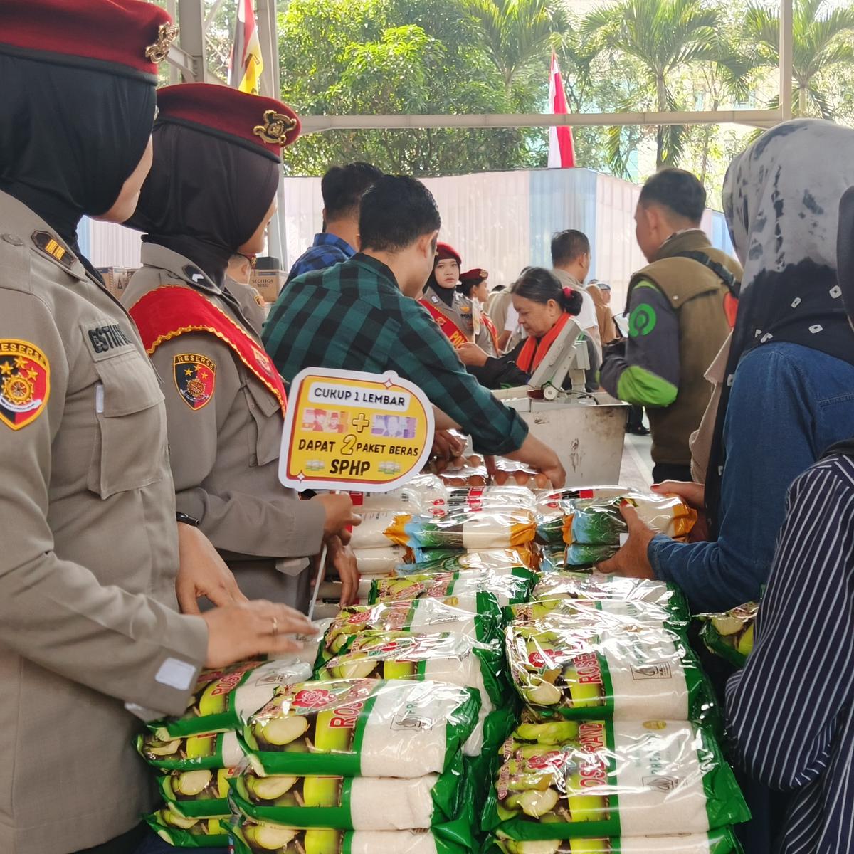 Demi Santri di Pesantren, Mukhlis Borong Sembako Murah di Mapolda Jabar