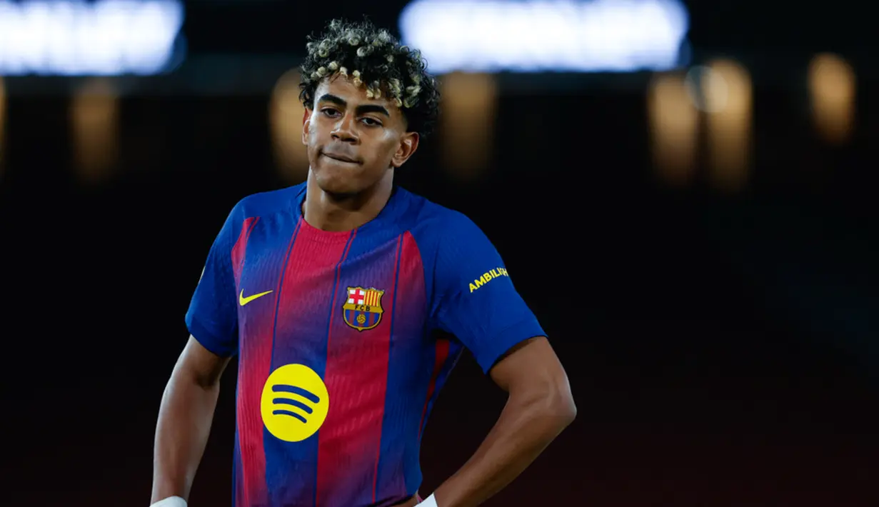 Pemain Barcelona, Lamine Yamal, tampak kecewa setelah laga melawan Atletico Madrid pada leg kedua Copa del Rey 2025/2026 di Stadion Camp Nou, Rabu (04/03/2026). (AP Photo/Joan Monfort)