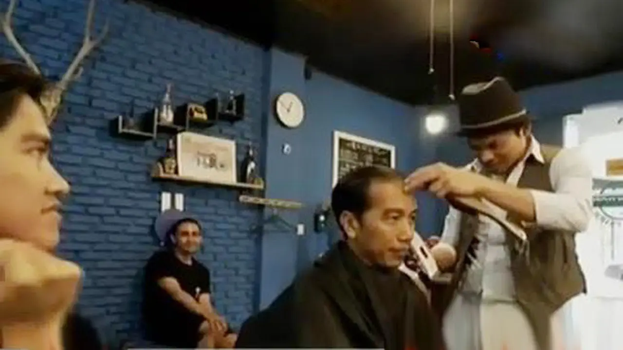 Aksi Lucu Jokowi-Kaesang Saat Potong Rambut