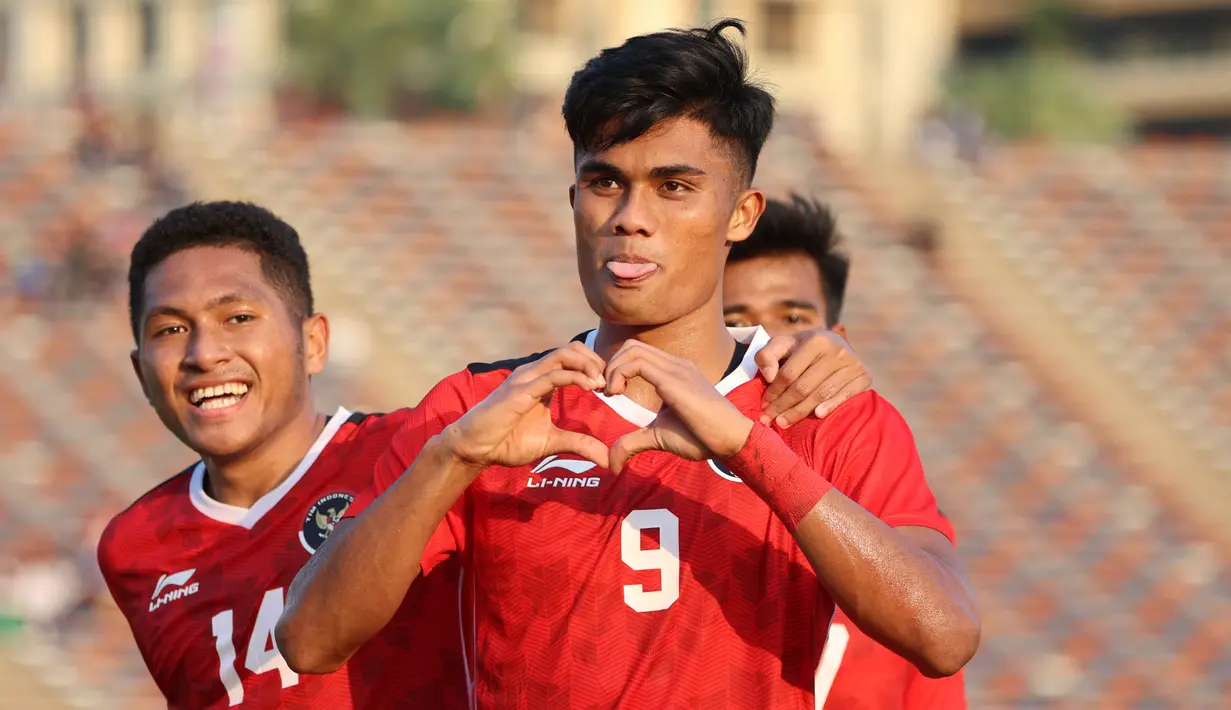 <p>Timnas Indonesia U-22 memetik kemenangan kedua di ajang SEA Games 2023 setelah menghancurkan Myanmar dengan skor telak 5-0 dalam laga yang digelar di Olympic Stadium, Phnom Penh, Kamboja, Kamis (4/5/2023). Kelima gol tim asuhan Indra Sjafri dicetak melalui brace Ramadhan Sananta (29' dan 59') dan masing-masing satu gol dari Marselino Ferdinan (19'), Fajar Fathur Rahman (73') dan Titan Agung Fawwazi (87'). Dengan hasil ini Tim Garuda Muda sementara memimpin klasemen sementara Grup A dengan 6 poin, menggusur Kamboja yang baru mengoleksi 4 poin. (Bola.com/Abdul Aziz)</p>