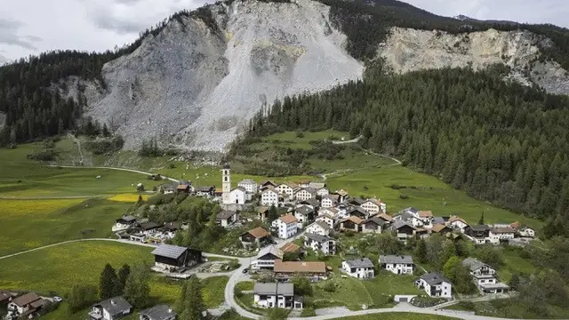 Pemandangan di desa kecil Brienz, Swiss, yang diambil pada Selasa 9 Mei 2023. (Gian Ehrenzeller/Keystone via AP)