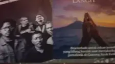 Sejumlah jurnalis di Batam menggelar doa bersama bertajuk "Mengetuk Pintu Langit dari Batam" untuk lima jurnalis dan tiga kru kapal yang hilang saat meliput erupsi Gunung Anak Krakatau di Selat Sunda.

Memasuki hari keenam pencarian, keberadaan mereka masih belum diketahui. Doa dan harapan terus ...