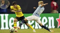 Pemain Dortmund, Christian Pulisic (kiri) mencoba melewati pemain Manchester City, Oleksandr Zinchenko pada laga International Champions Cup 2018 di Soldier Field, Chicago, (20/7/2018), waktu setempat. Drtmund menang 1-0. (AP/Annie Rice)