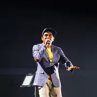 "Mana suara orang yang jomblo hari ini, kesedihan tak akan membunuh seseorang untuk menikmati hidupnya. Mana suaranya!," sapa Glenn dari atas panggung disertai riuhan tepuk tangan. (Syaiful Bahri/Bintang.com)