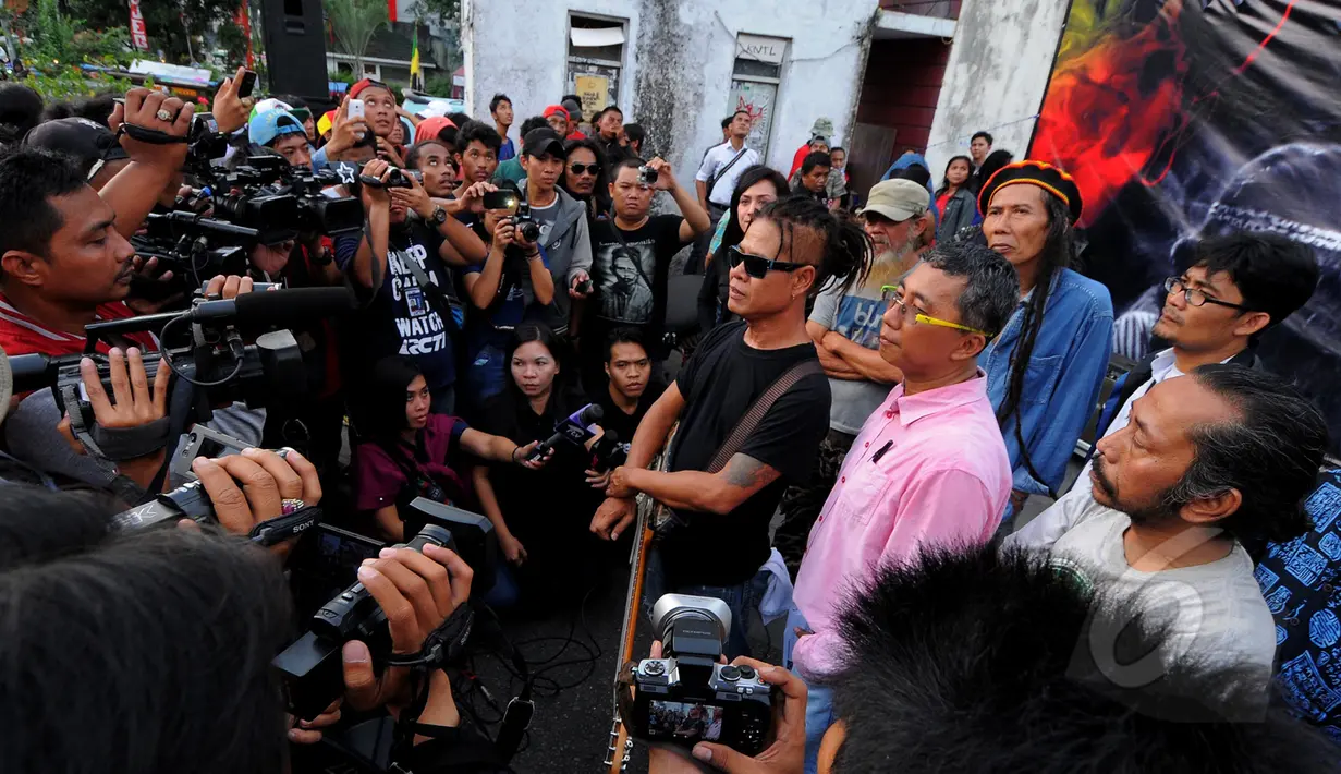 Tony Q Rastafara memberikan keterangan pers usai konser 'MUSIK INDONESIA ASYIK TANPA INTRIK' dengan tema "AKULAH SEJARAH", Jakarta, Selasa (10/3/2015). (Liputan6.com/Faisal R Syam)