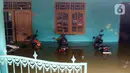 Warga terpaksa mengungsi sementara ke lokasi yang lebih aman akibat rumah mereka terendam air. (Liputan6.com/Herman Zakharia)