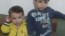 Foto Aylan Kurdi (kiri) bersama kakaknya, Galip, yang diletakkan di rumah bibinya, Tima Kurdi di Coquitlam, British Columbia, Kamis (3/9/2015). Bocah tiga tahun itu terdampar di pantai Turki dalam kondisi tak bernyawa. (REUTERS/Kurdi family)