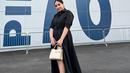 Dress tersebut pun dipadukan dengan Eleanor heel Sandal warna putih gading dengan hiasan keemasan di bagian depan sandal, seharga Rp7,8 jutaan. Serta Lee Radziwill Small Double Bag seharga Rp20 jutaan. (Instagram/raffinagita1717).