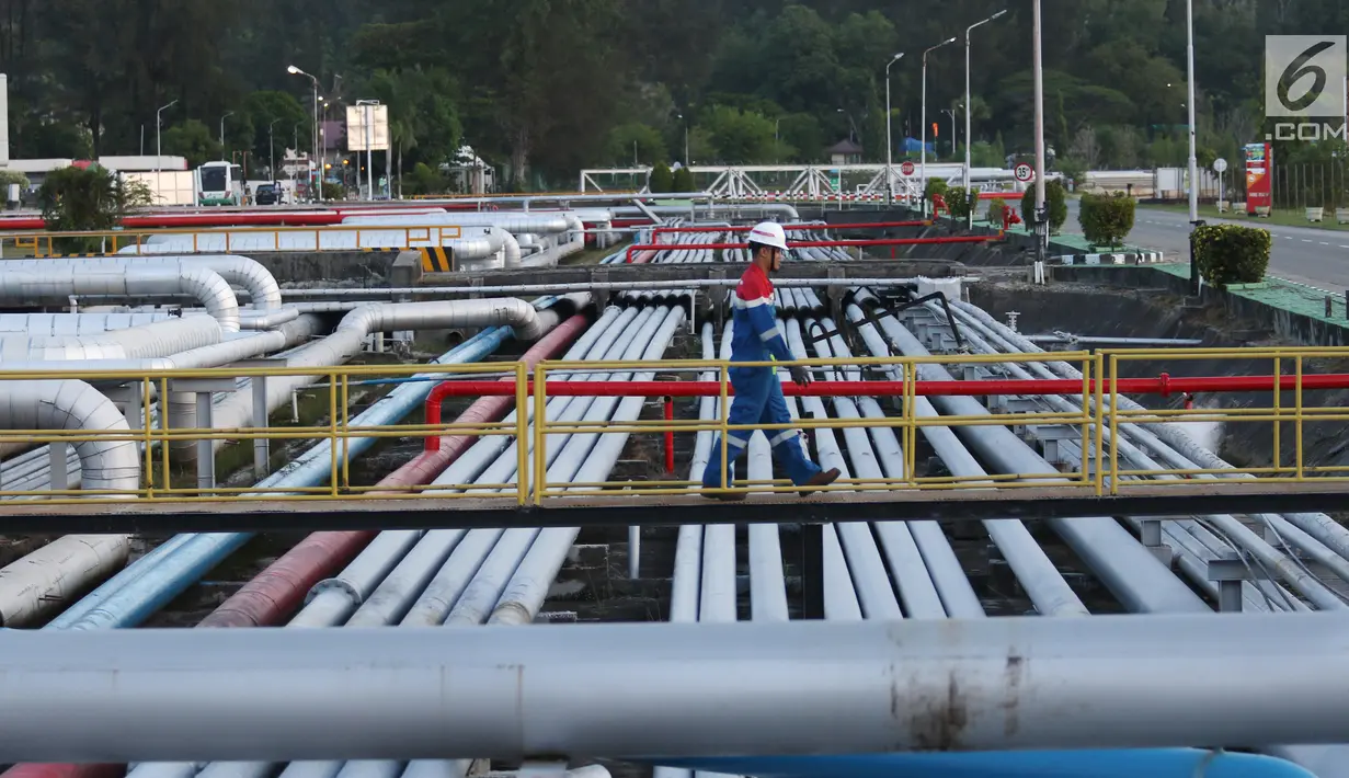 Petugas melakukan pengecekan di area Refinery Unit V Balikpapan, Kalimantan Timur, Senin (22/7/2019). Kilang Balikpapan yang saat ini berkapasitas 260 MBSPD akan ditingkatkan menjadi 360 MBSPD. (Liputan6.com/Angga Yuniar)