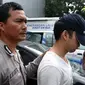 Tersangka kasus kecelakaan maut di Pondok Indah, Christopher Daniel Sjarif dikawal petugas saat hendak meninggalkan Dirlantas Polda Metro dibawa ke tahanan Kejaksaan Negeri Jakarta Selatan, Kamis (16/4/2014). (Liputan6.com/Johan Tallo)