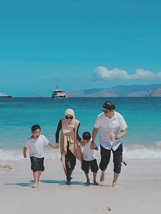 Liburan ke Labuan Bajo tentu akan kurang bisa berlum merasakan serunya main air di pantainya. Pasangan selebriti ini turut mengabadikan momen saat bermain air di pantai. Tetap tampil kasual dengan busana tertutupnya, pasangan ini terlihat selalu mesra dan dan harmonis. (Liputan6.com/IG/@ichasoebandono)