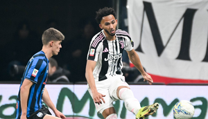 Lloyd Kelly dalam duel Juventus vs Atalanta di perempat final Coppa Italia 2025/2026. (Juventus X)