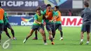 Pemain Timnas Indonesia melakukan adu body saat latihan resmi final pertama Piala AFF 2016 di Stadion Pakansari, Bogor, Selasa (13/12). Indonesia akan menjamu Thailand di final leg pertama Piala AFF 2016, Rabu (14/12). (Liputan6.com/Helmi Fithriansyah)