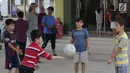 Anak-anak pencari suaka bermain bola voli di halaman bekas Markas Kodim di Kalideres, Jakarta, Selasa (16/7/2019). Sejak Kamis (11/7) para pencari suaka dipindahkan dari di pinggir jalan dan trotoar di kawasan Kebon Sirih ke bekas Markas Kodim di Kalideres . (Liputan6.com/Helmi Fithriansyah)