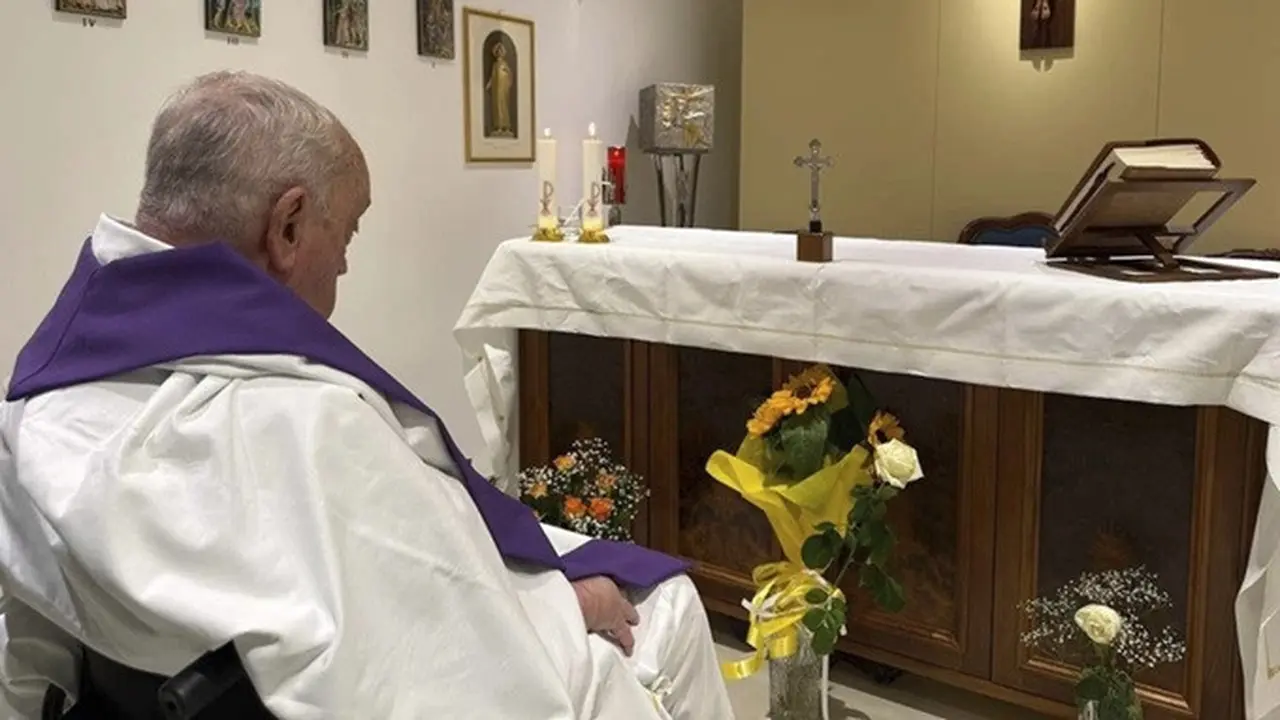 Dalam foto yang dirilis oleh Vatican Press Hall, Paus Fransiskus tengah memimpin misa di dalam kapel poliklinik Agostino Gemelli di Roma, Minggu (16/3/2025).