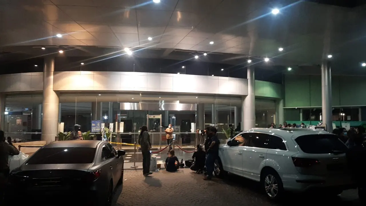 Kapolres Metro Depok, Kombes Pol Imran Edwin Siregar mengatakan hingga malam ini polisi masih terus menyelidiki penyebab jatuhnya lift tersebut.