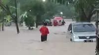 Banjir menggenangi perumahan Dinar Semarang hingga sepinggang orng dewasa. (foto : Liputan6.com/Septi Nur Eka Mafiroh/edhie prayitno ige)