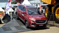 Wuling Almaz dites oleh para pengunjung Indonesia International Motor Show (IIMS) 2019. Lintasan yang disediakan mencakup jalanan sempit penuh belokan, satu tanjakan dan lintasan dengan jalan bergelombang. (Otosia.com/Arendra Pranayaditya)
