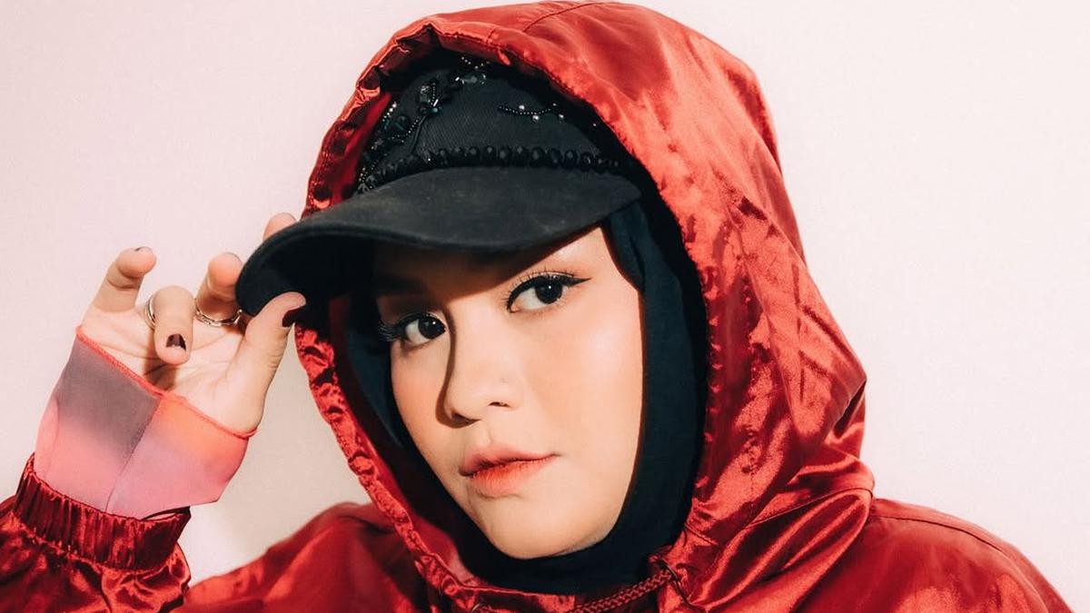 Jadi Ibu Satu Anak, Salma Salsabil Tampil Edgy dengan Paduan Hoodie dan Hijab