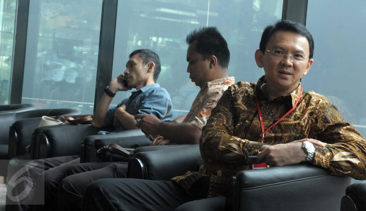 Gubernur DKI Jakarta Basuki 'Ahok' Tjahaja Purnama berada di ruang tunggu Gedung KPK, Jakarta, Selasa (12/4). Ahok memenuhi panggilan KPK untuk dimintai keterangan dalam penyelidikan dugaan korupsi pembelian lahan Sumber Waras. (Liputan6.com/Helmi Afandi)