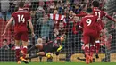 Kiper Huddersfield Town, Jonas Lossl (tengah) menghalau sepakan pemain Liverpool, Mohamed Salah pada lanjutan Premier League di Stadion Anfield, Liverpool, (28/10/2017). Liverpool menang 3-0. (AFP/Paul Ellis)