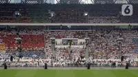 Puluhan ribu umat Katolik memenuhi area Stadion Utama Gelora Bung Karno (SUGBK) Jakarta sesaat menjelang Misa Agung bersama Paus Fransiskus, Kamis (5/9/2024). (Liputan6.com/Herman Zakharia)