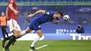 Penyerang Chelsea, Olivier Giroud, menyundul bola saat melawan Manchester United pada laga Liga Inggris di Stadion Stamford Bridge, Minggu (28/2/2021). Kedua tim bermain imbang 0-0. (Andy Rain/Pool via AP)