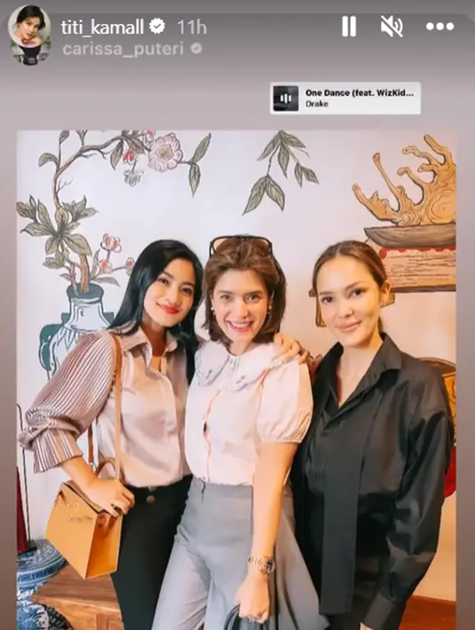 Penampilannya stylish dan tetap awet muda, tak sedikit warganet yang menyebut jika Titi Kamal, Carissa Puteri dan Cathy Sharon masih terlihat bak anak kuliahan. Lama tidak main film, banyak penggemar yang mengaku rindu dengan ketiganya. Namanya tetap bersinar meski ada banyak pendatang baru yang hiasi layar kaca dan layar lebar, tiga mama muda hits ini disebut idola sepanjang masa. (Liputan6.com/IG/@titi_kamall)