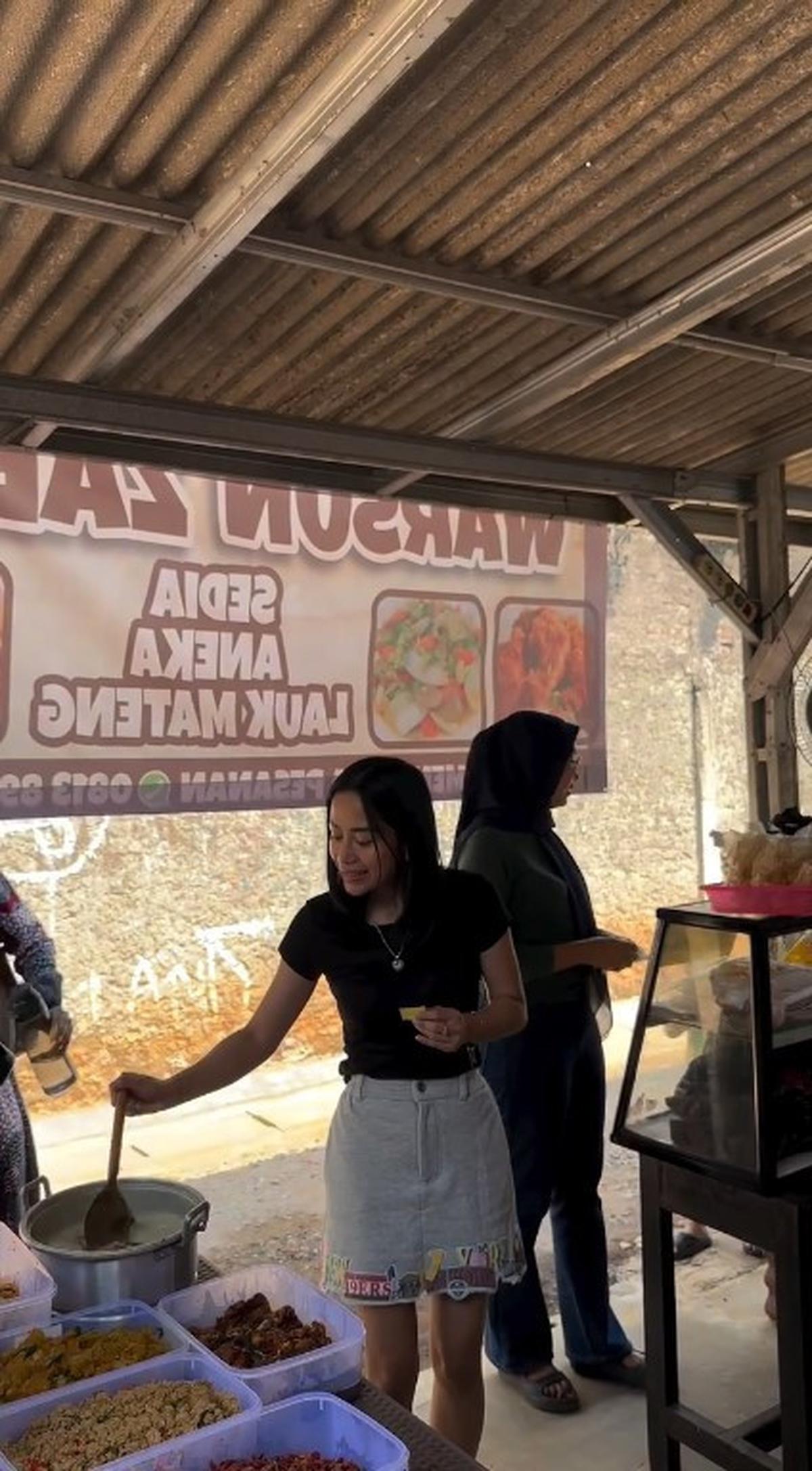 Buka Warung Makanan Sunda, Begini 7 Gaya Eriska Nakesya Istri Young Lex saat Jualan Layani Pembeli