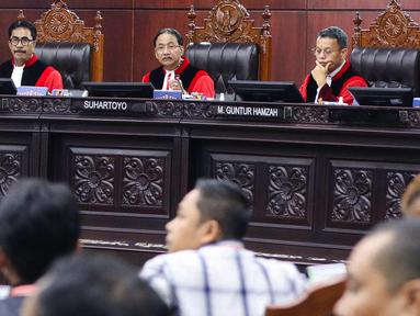 Ketua Mahkamah Konstitusi (MK), Suhartoyo (tengah hadap lensa) memimpin sidang perdana perselisihan hasil pemilihan Pilkada 2024 untuk panel 2 di Gedung Mahkamah Konstitusi, Jakarta, Rabu (8/1/2025). (Liputan6.com/Herman Zakharia)