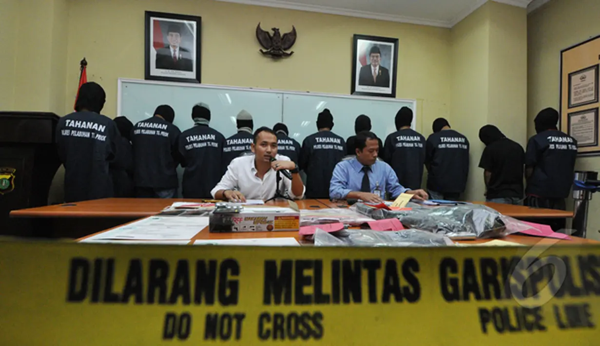 Polres pelabuhan Tanjung Priok melakukan rilis Tindak pidana, Jakarta, Senin (2/3/2015). Polres pelabuhan Tanjung Priok berhasil mengamankan 2 pucuk Air Soft Gun, 1,5 M  Uang Palsu dan 2 sertifikat keterampilan pelaut. (Liputan6.com/Faizal Fanani)