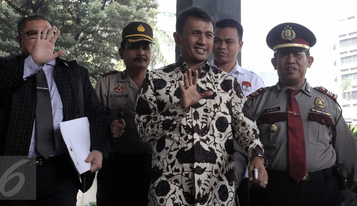 Gubernur Sumatera Utara, Gatot Pujo Nugroho yang memakai kemeja batik terlihat menyapa Wartawan ketika tiba di KPK, Jakarta, Rabu (22/7/2015). Gatot diperiksa sebagai saksi kasus suap hakim PTUN Medan.(Liputan6.com/Helmi Afandi) 