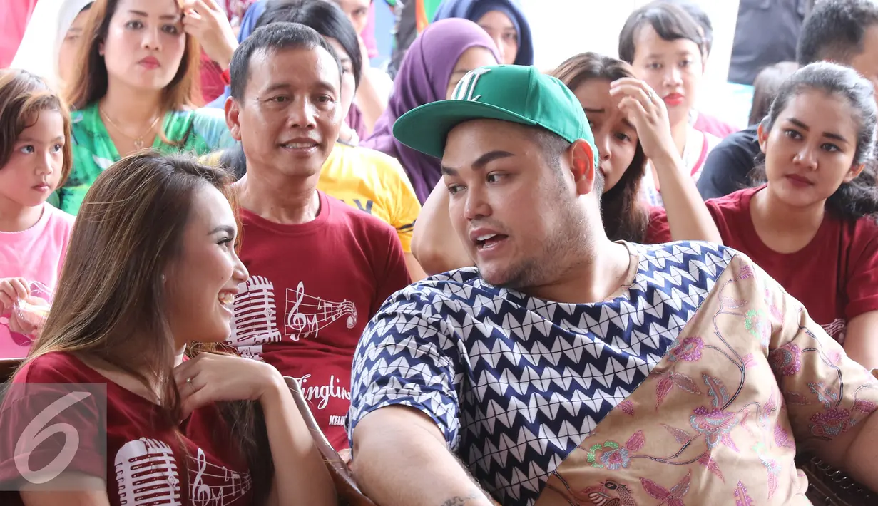 Penyanyi dangdut Ayu Ting Ting berbincang dengan Desainer Ivan Gunawan saat Soft Opening Ayu Ting Ting Karaoke Keluarga di kawasan Kelapa Gading, Jakarta, Sabtu (19/3). (Liputan6.com/Herman Zakharia)