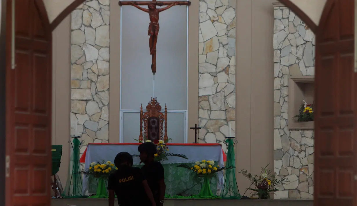 Petugas menyisir bagian dalam Gereja Katolik Santo Yosep, Medan, Sumut, pasca teror bom di lokasi itu, Minggu (28/8). Seorang pria menyerang pastor di gereja tersebut dengan sebuah pisau sambil membawa tas yang diduga berisi bom (AFP PHOTO/HAKIM Rangkuti)