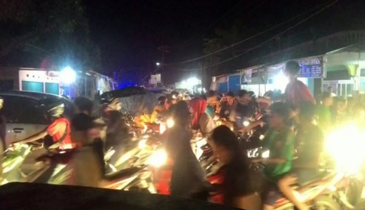 Kemacetan terjadi di jalan Kota Padang akibat gempa). Dikabarkan pusat gempa terjadi di Kepulauan Mentawai dengan kekuatan 7,8 skala ritcher.(Twitter#Padang)