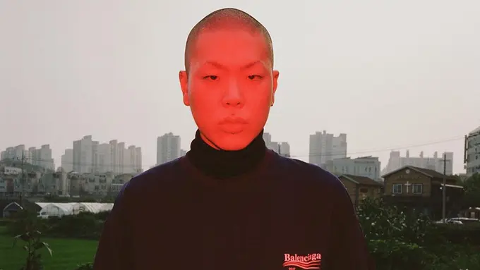 [Bintang] Editor Says: Anti Mainstream, Gaya Vokalis Band Ini Bikin Baper