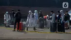 Petugas menyemprotkan cairan disinfektan ke barang WNI yang menjadi anak buah kapal Kapal Pesiar MV Dream Explorer setibanya di Pelabuhan Tanjung Priok, Jakarta, Rabu (29/4/2020). Sebelum menuju hotel untuk isolasi mandiri, 359 WNI itu terlebih dahulu menjalani rapid test. (merdeka.com/Imam Buhori)