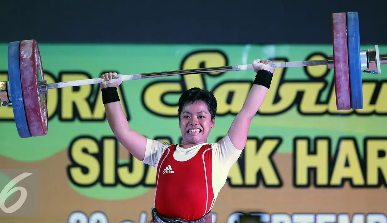 Lifter Jabar, Dwi M Lestari saat gagal melakukan angkatan clean and jerk di kelas 63kg putri PON XIX Jabar di Gymnasium Si Jalak Harupat, Kab Bandung, Rabu (21/9). Dwi Lestari meraih perak dengan total angkatan 192kg. (Liputan6.com/Helmi Fithriansyah)